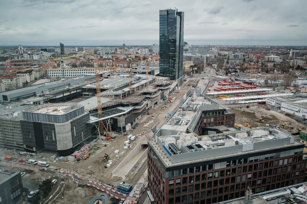 Autobusová stanica Nivy počas výstavby, rok 2020