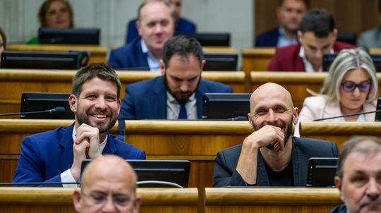 Prieskum AKO: Za PS a Smerom je tretí Hlas, Republika klesla. Opozícia bez Matoviča a s Demokratmi by mala 75 hlasov