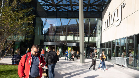 Vstup do nákupného centra Nivy, kde sa nachádza...