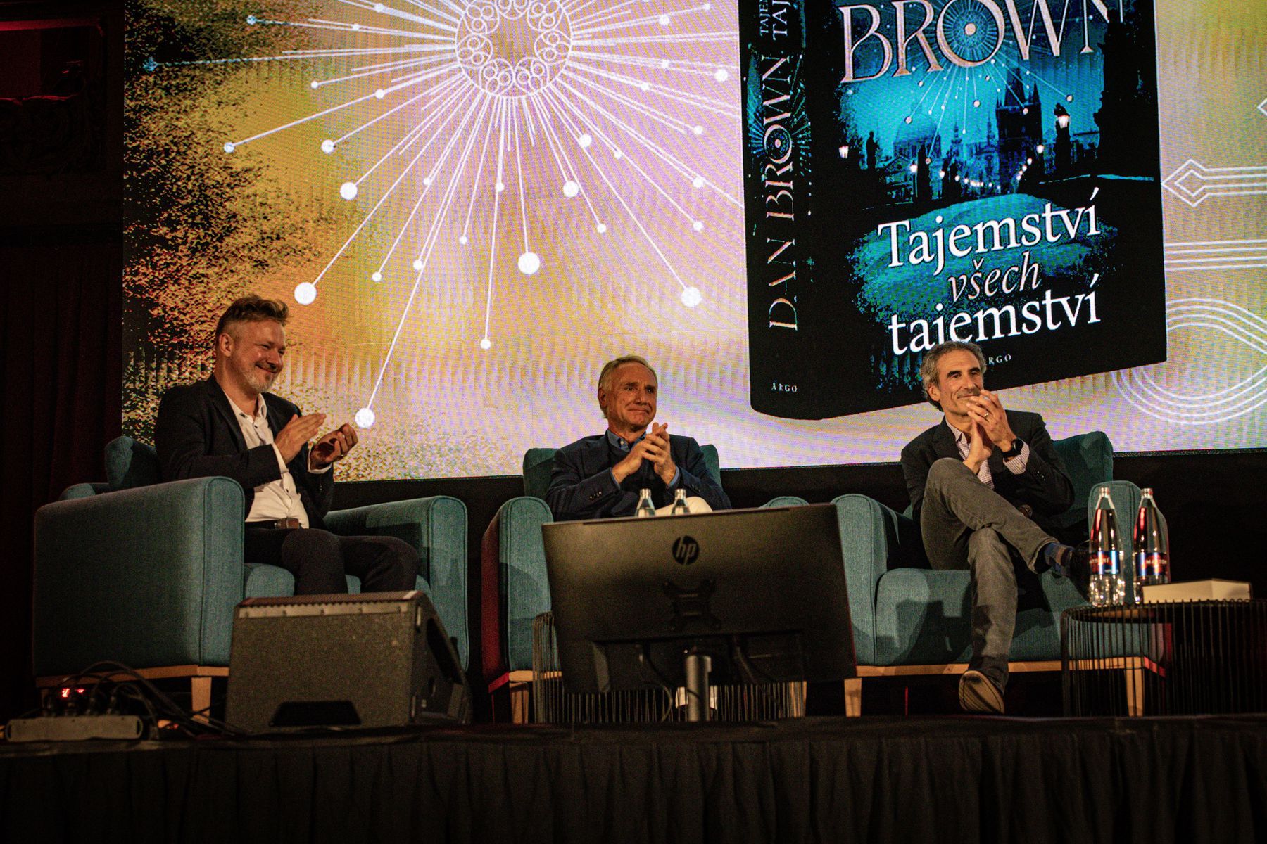 Hostia šou v Lucerne: zľava český editor Petr...