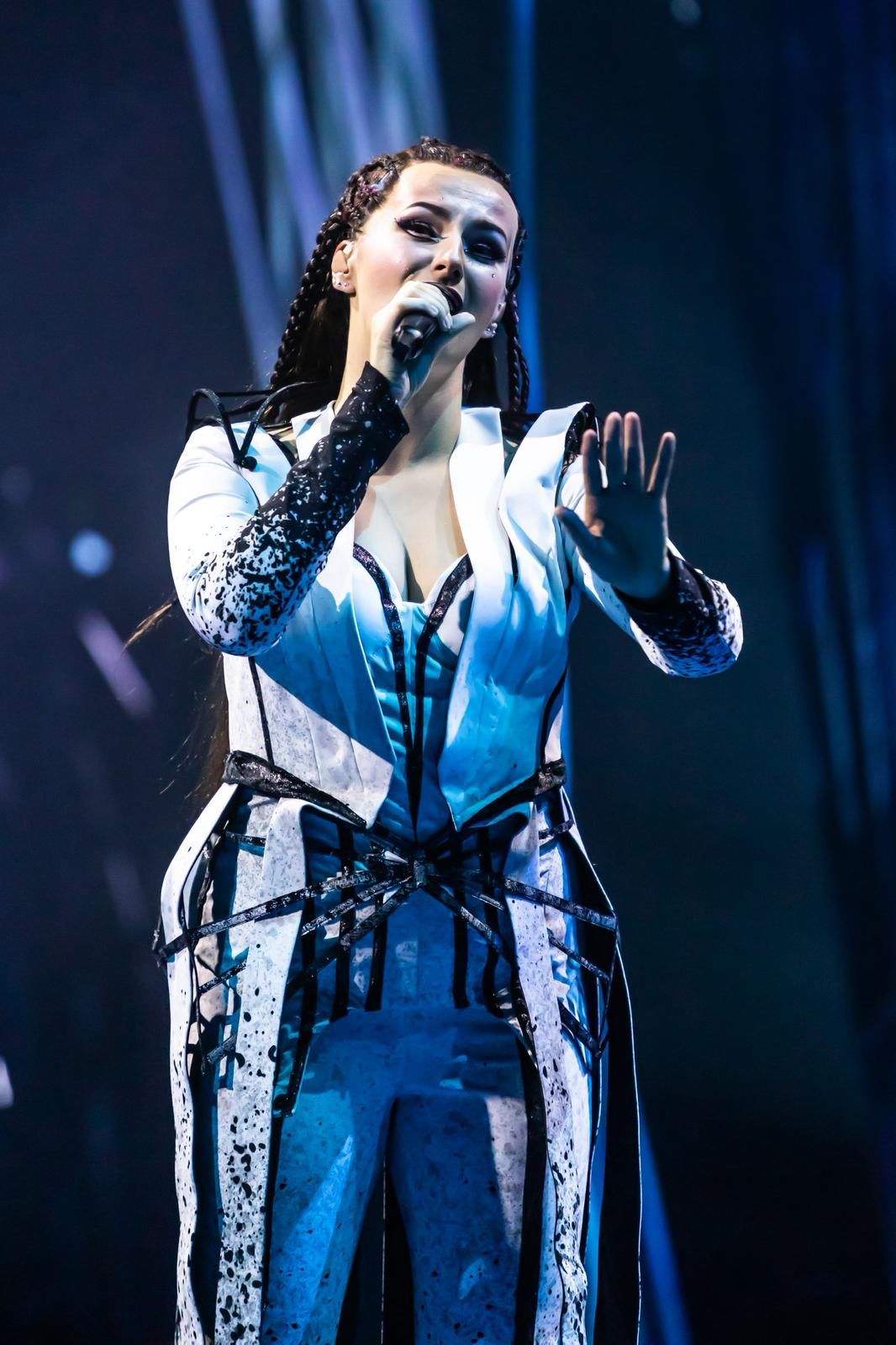 Speváčka Tamara Dikyová na javisku.