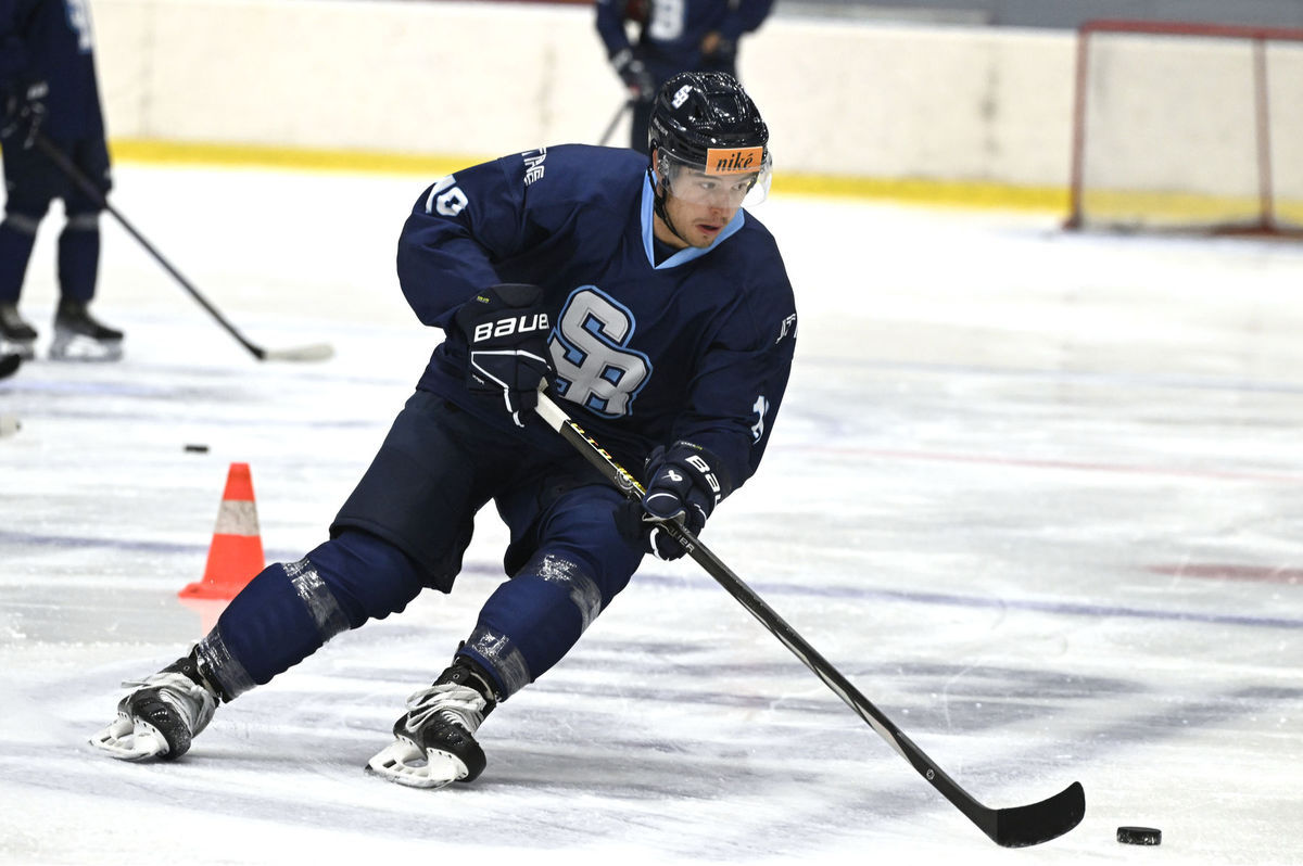 Ryan Dmowski v drese HC Slovan Bratislava.