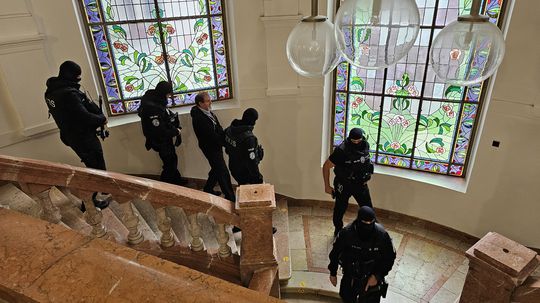 Cintulu odvádzajú zo súdu