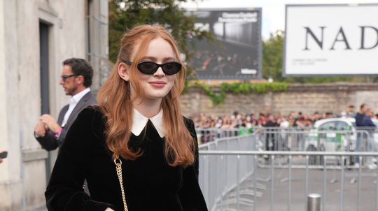 Herečka Sadie Sink pred prehliadkou Prada...