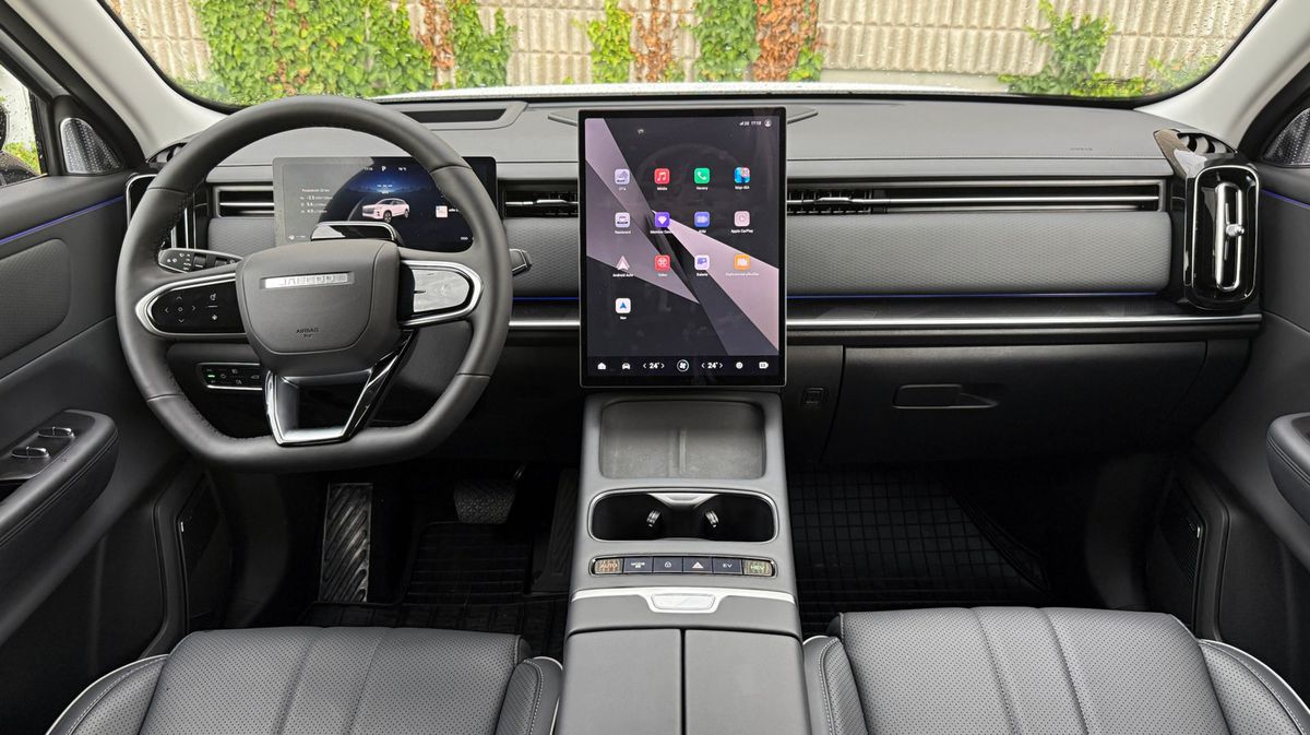 Interiéru dominuje veľký centrálny vertikálne...