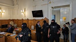 Juraj Cintula v sprievode príslušníkov ZVJS