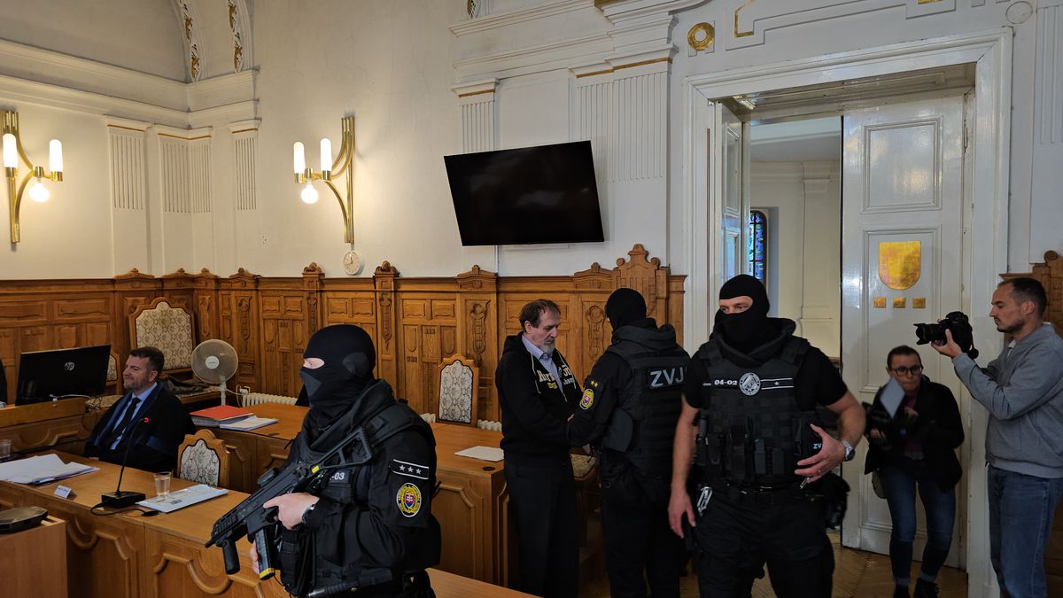 Juraj Cintula v sprievode príslušníkov ZVJS