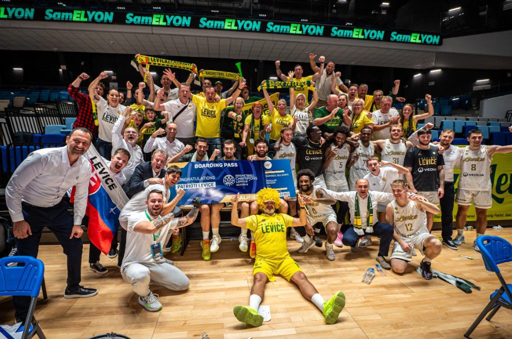 Hráči, fanúšikovia a realizačný tím Patriotov...