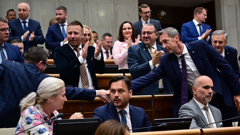 Na snímke vpredu opoziční poslanci KDH a vzadu...