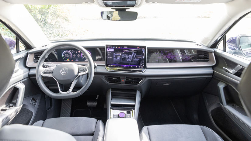 Interiér je akýsi fádny. Aj keď má umelou kožou...