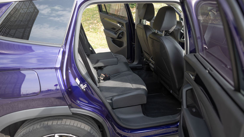 Aj vzadu je enormne veľa miesta. Kratšie...