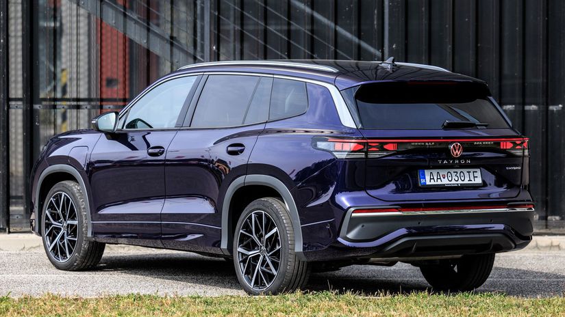 Obe verzie, mild-hybridná aj plug-in hybridná...