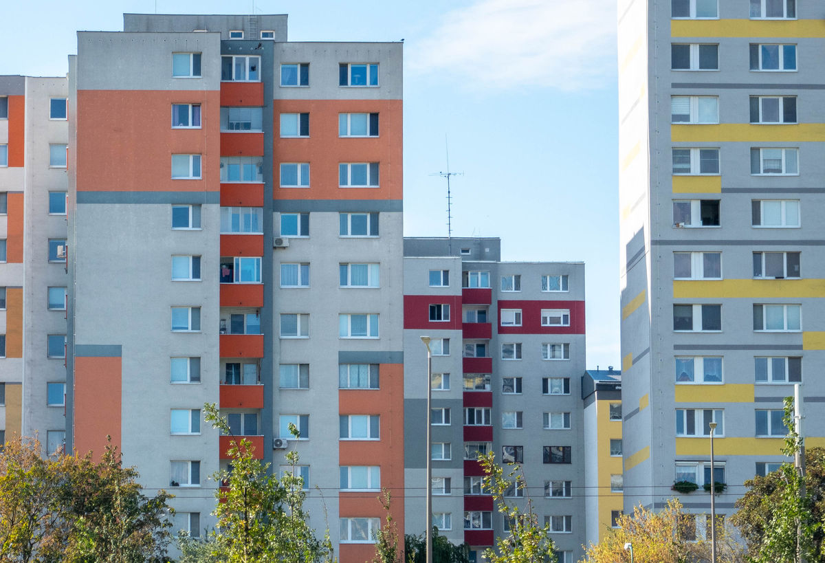 Petržalské paneláky sú síce odolné, rovnako ako...