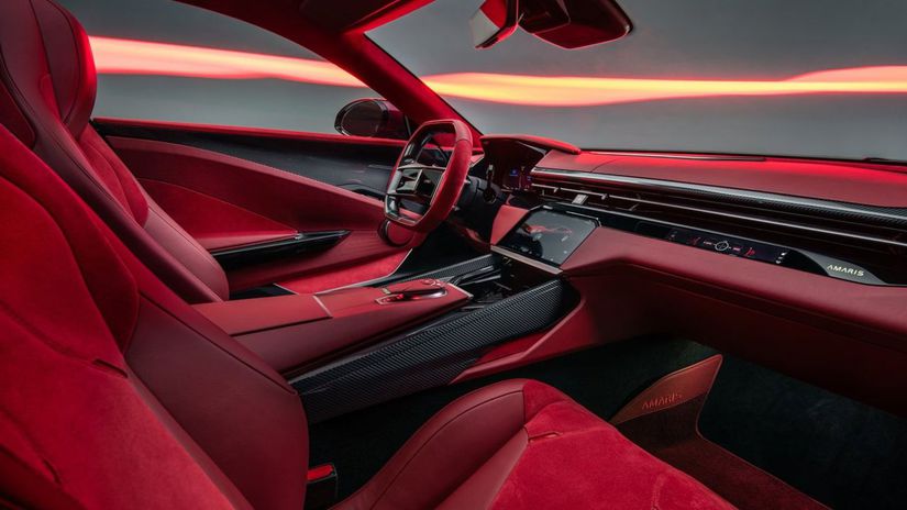 Kabína je určená len dvojčlennej posádke. Za...