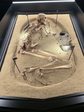 Zaujímavé sú aj praveké hroby.