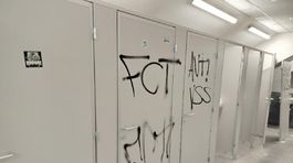 Poškodené toalety v Košickej futbalovej aréne.