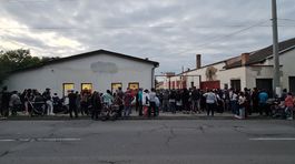 Ludia pred farskou charitou vo Filakove