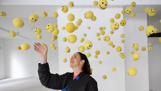 Nina A. Šošková predstavuje svoju inštaláciu...