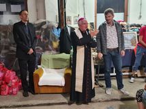 Papezsky nuncius Nicola Girasoli vo farskej charite Filakovo
