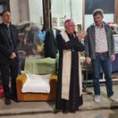 Papezsky nuncius Nicola Girasoli vo farskej charite Filakovo