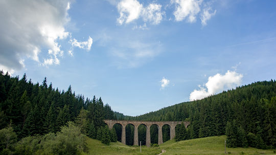 Na snímke Chmarošský viadukt neďaleko obce...