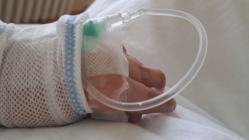 Sandrina ruka v nemocnici, kde je vymieňali...