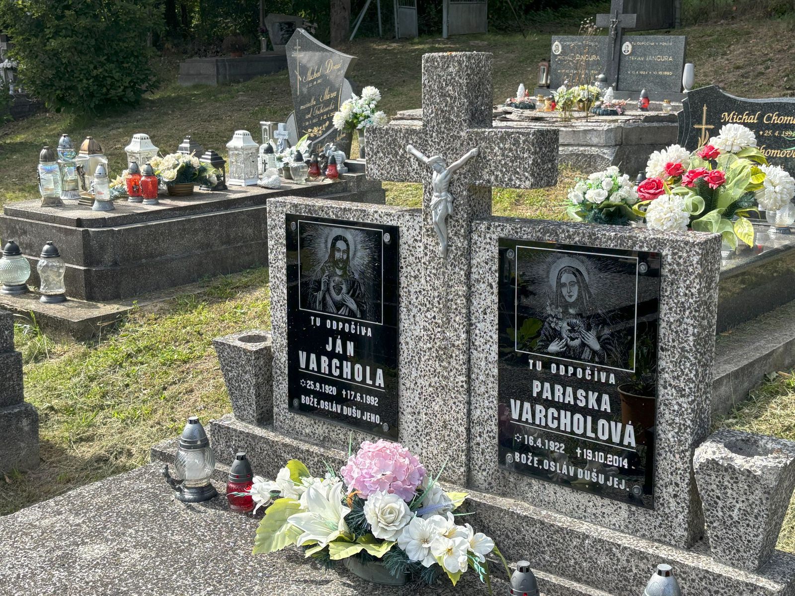 Na cintoríne v Mikovej leží veľa Varcholovcov.