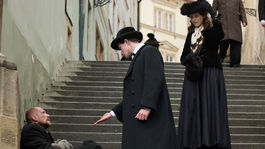 Vo filme je scéna, v ktorej sa Franz vadí o dve...