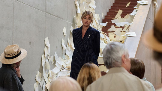 Snímka zachytáva aj momenty zo súčasnosti, v...