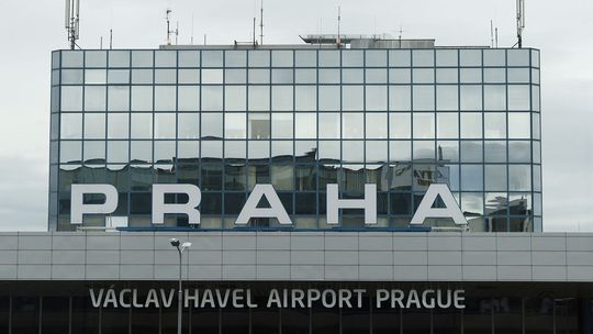 V Prahe pristálo lietadlo s Čechom prepusteným z venezuelského väzenia