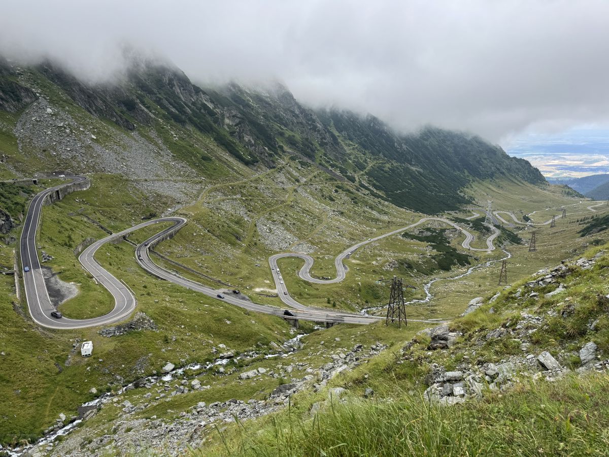 Takto sa kľukatí cesta až na vrchol...