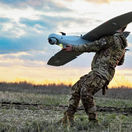 Ukrajinský vojak s dronom