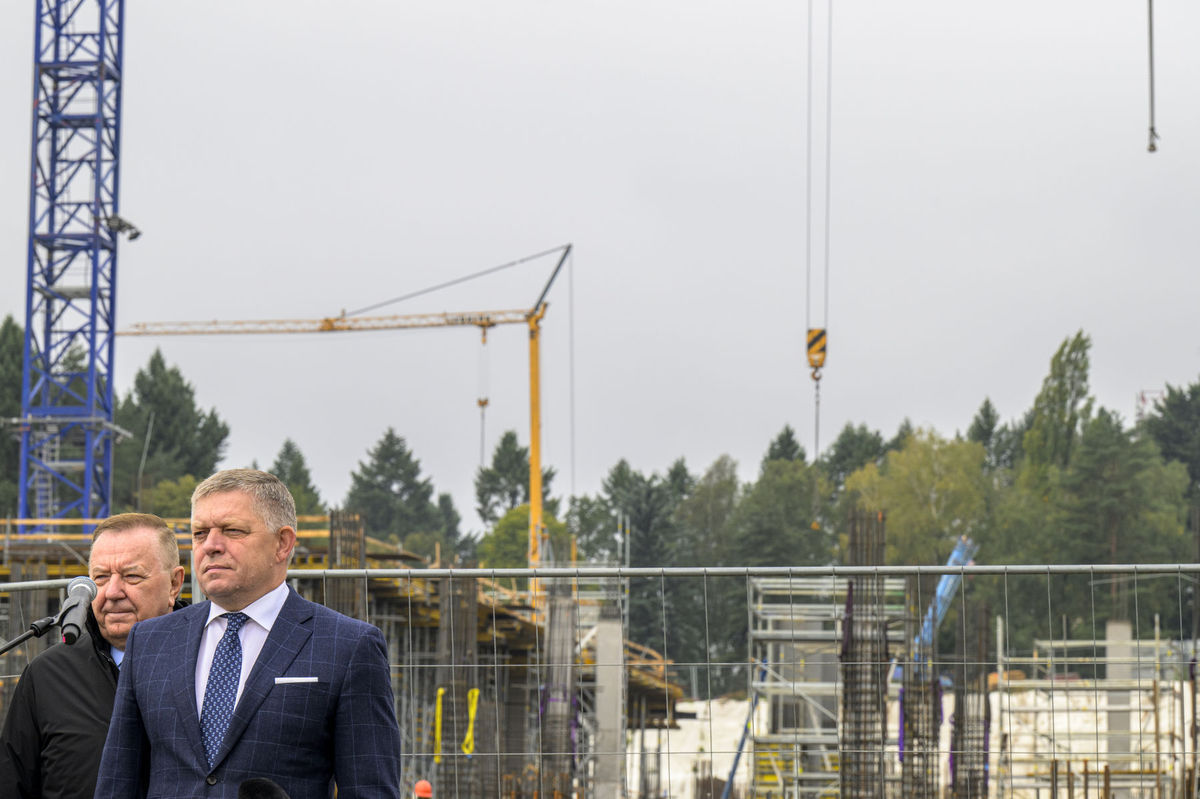 Na snímke druhý vľavo predseda vlády SR Robert...