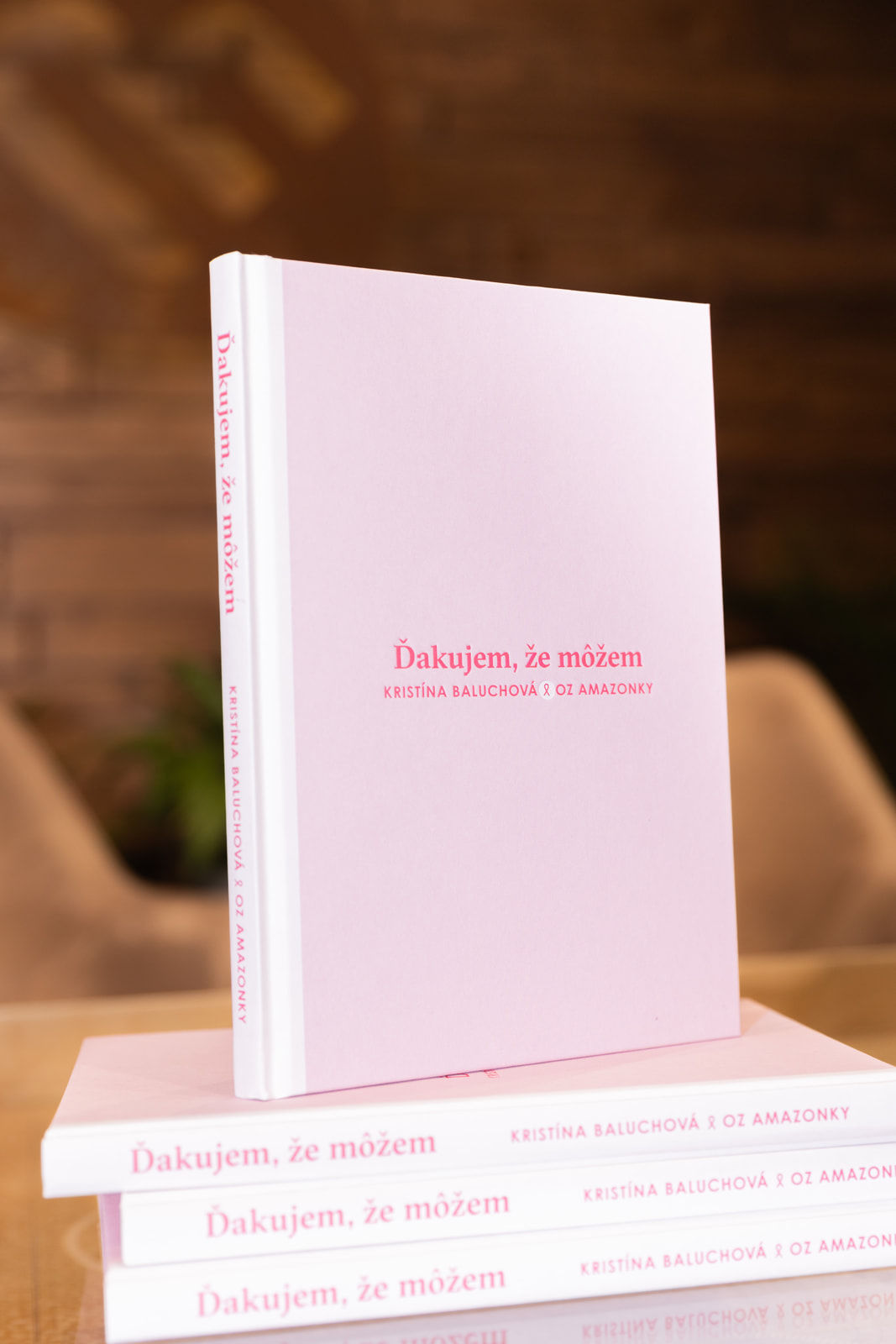 Výťažok z knihy ide na podporu OZ Amazonky.