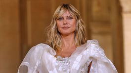 Heidi Klum má na sebe model z kolekcie Vivienne...