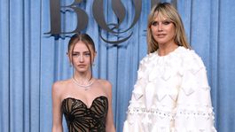 Leni Olumi Klum (vľavo) a Heidi Klum pózujú...