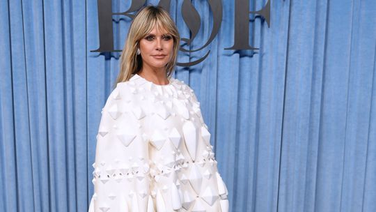 Heidi Klum pózuje fotografom po príchode na...