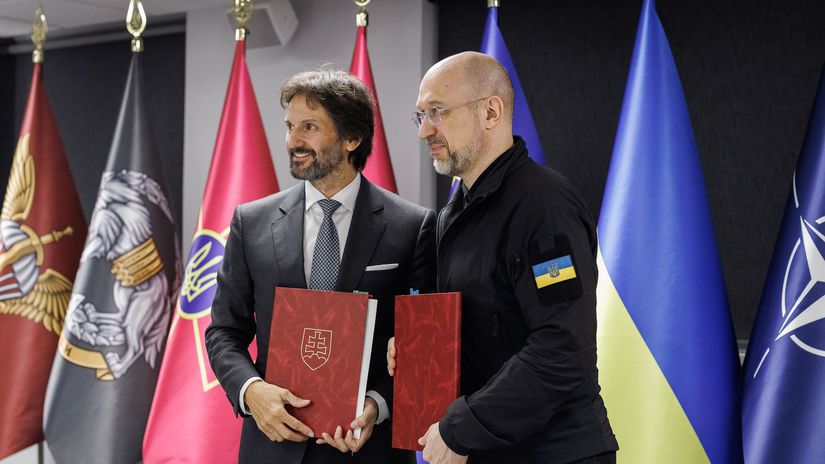 Denys Šmyhal a Robert Kaliňák s podpísanými...