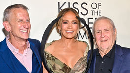 Tom Kirdahy (vľavo), Jennifer Lopez a John...