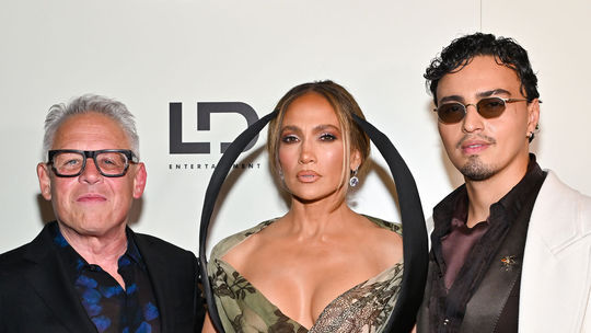 Bill Condon (vľavo), Jennifer Lopez a Tonatiuh...