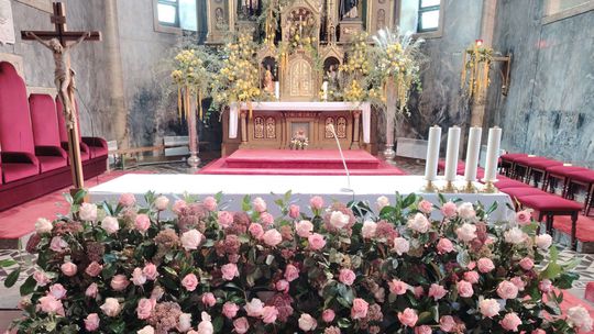 Záplava ruží zdobí v ružomberskom chráme...