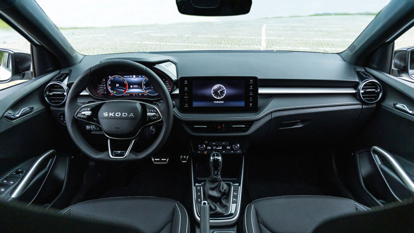 Interiér je vybavený športovými sedadlami,...