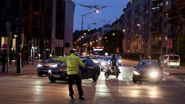 dopravný policajt, bratislava, premávka, ulica, autá, mesto