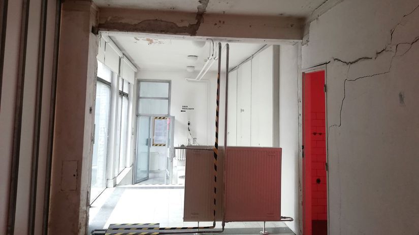 Smutný pohľad na poškodené steny múzea.