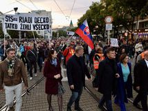„Gašpar odstúpiť,“ skandoval dav počas pochodu k SIS. SaS požaduje zosadenie šéfa tajnej služby pre aroganciu moci a kauzy