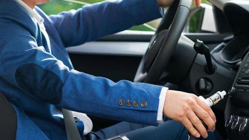 E-cigareta za volantom? Pozor, tá s displejom je ako mobil, hrozí za ňu pokuta - Magazín - Auto - Pravda