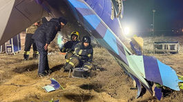 Záchranári pracujú pri troskách lietadla...