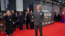 Daniel Craig pózuje fotografom pri príchode na...