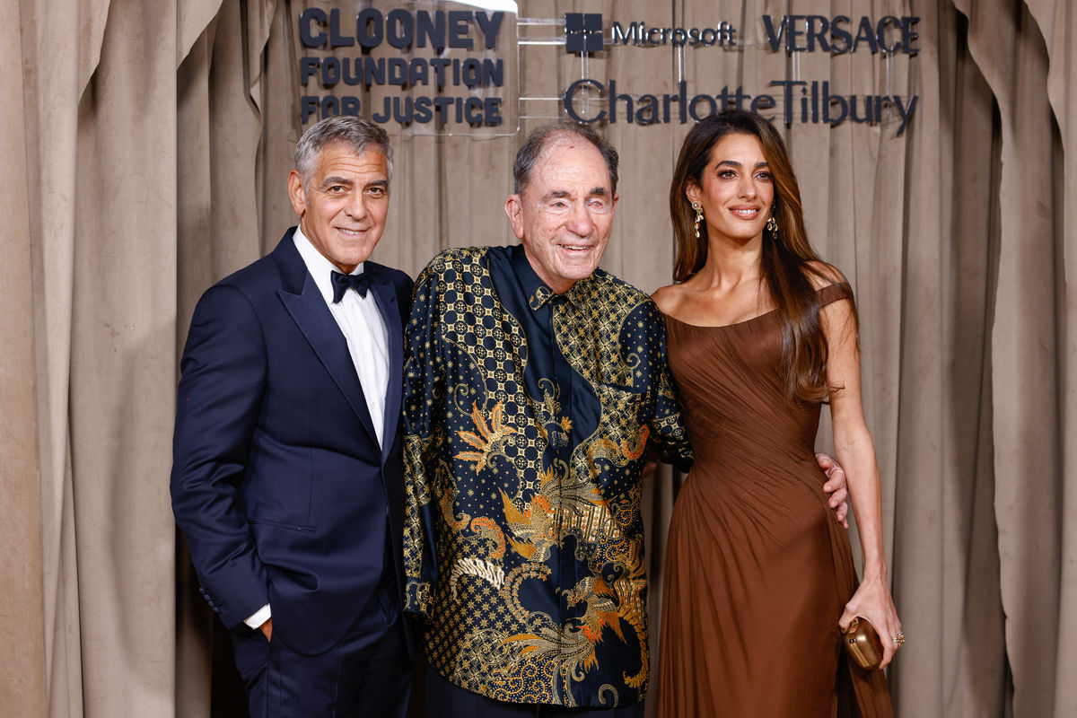 George Clooney (zľava), Albie Sachs a Amal...