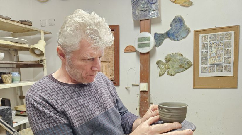 Keramikár Igor Macák pôsobí v košickej Uličke...